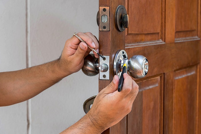 How Do I Find a Trusted Locksmith Near Me During an Emergency